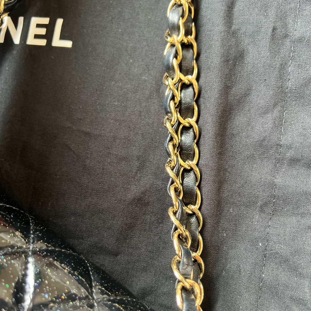 Beautiful patent Chanel bag size small - Picture 9 of 15